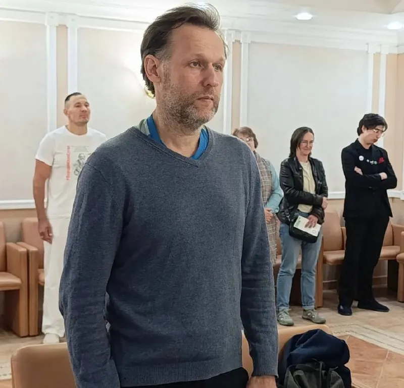 В Нижегородской области сняли Дмитрия Смирнова за публикацию фото лидера Motörhead с крестом; в Подмосковье — Юрия Васькина за QR‑коды в буклете; в Самаре — Юрия Стафьева; в Челябинской области — Ярослава Щербакова за нарушение авторских прав.