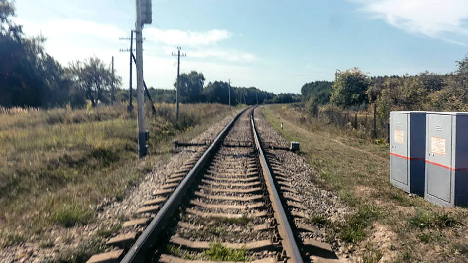 Дроны повредили пути на перегоне Тросна — Ржаница; движение пригородных поездов было временно остановлено и затем возобновлено. Пострадавших нет.