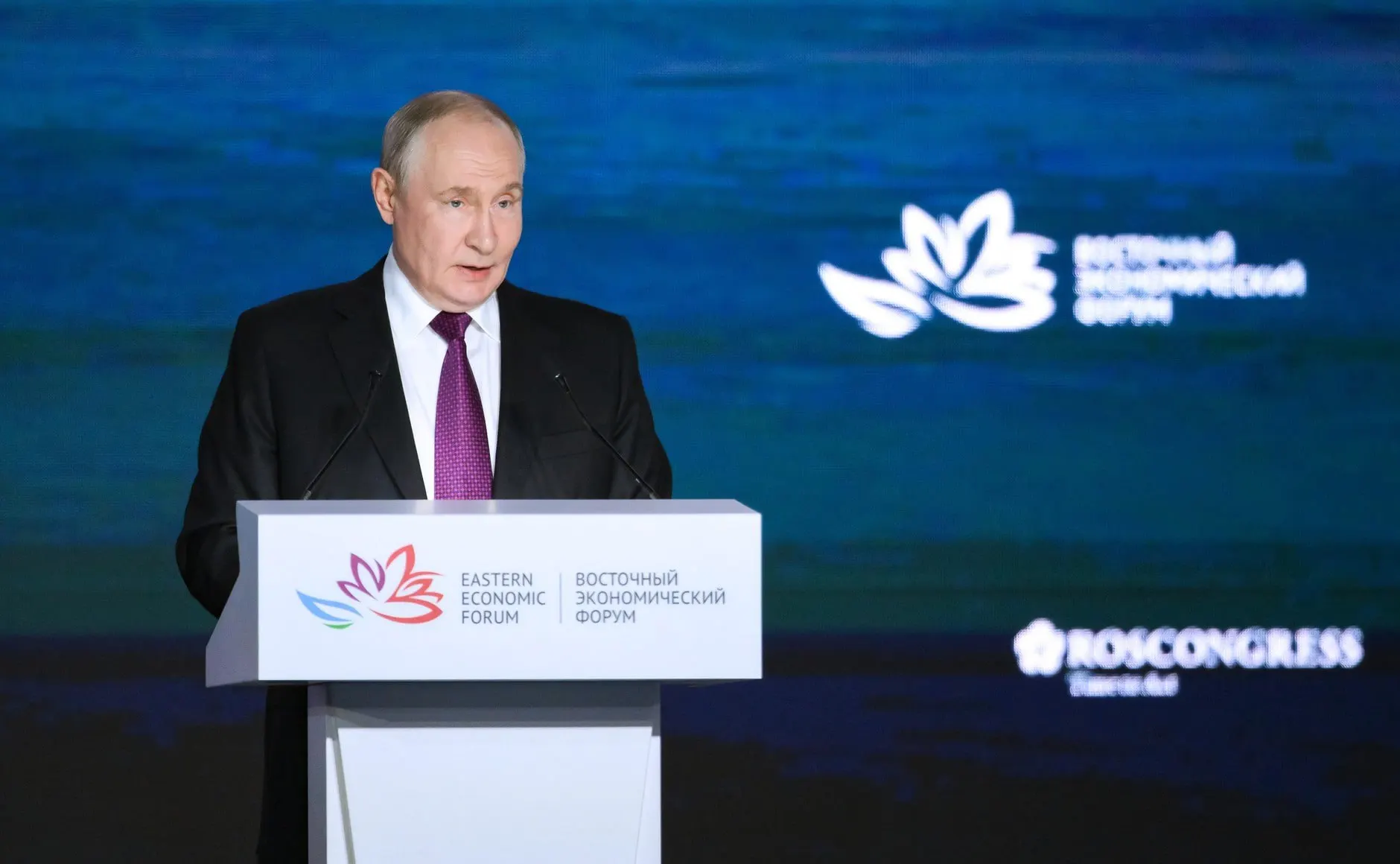 На форуме Путин заявил, что рождаемость у россиянок ближе к тридцатым годам и что демографические проблемы требуют внимания; СВО не является основным фактором.
