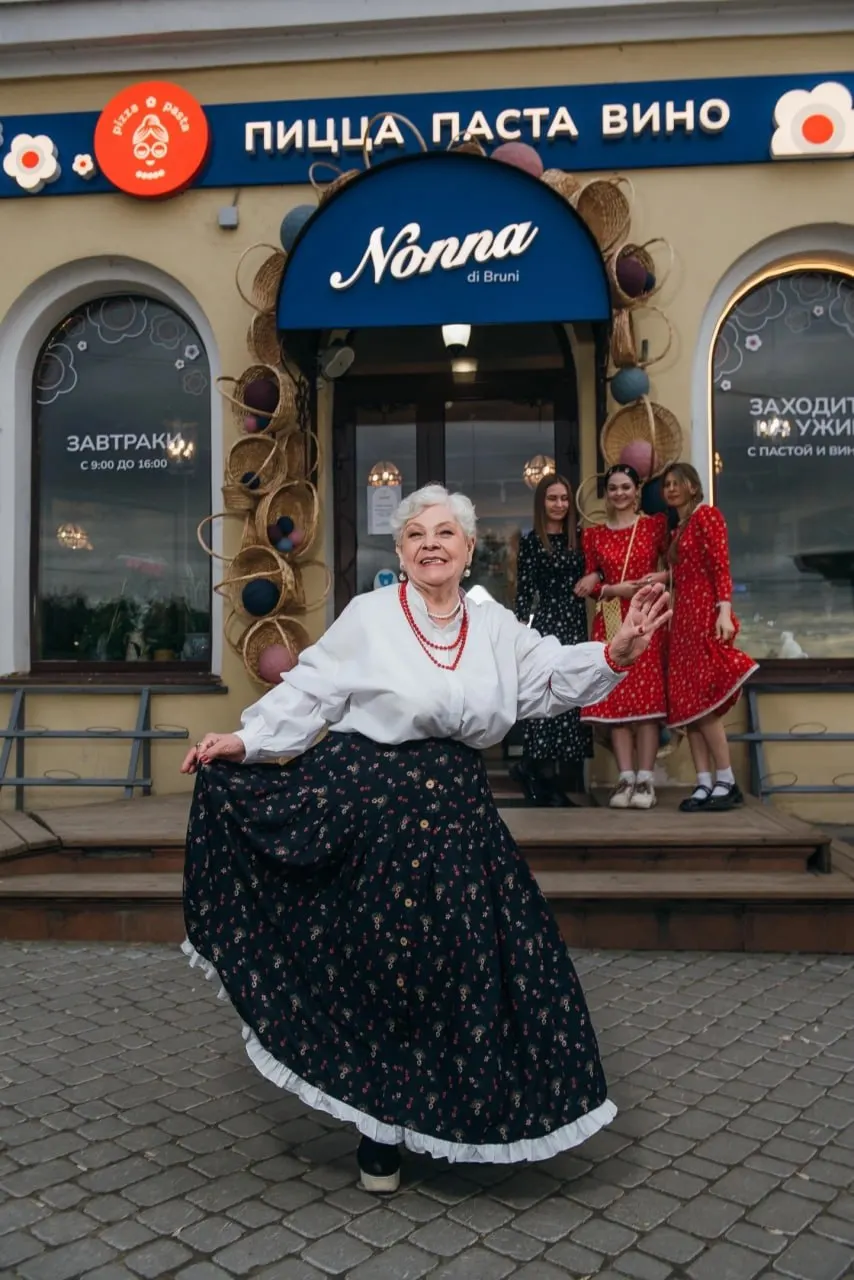 Кафе на Ленинградской закрывается: Its хозяйкой была 75-летняя Нонна, а владельцем — ее внук. Гости получили бесплатное джелато на прощание.