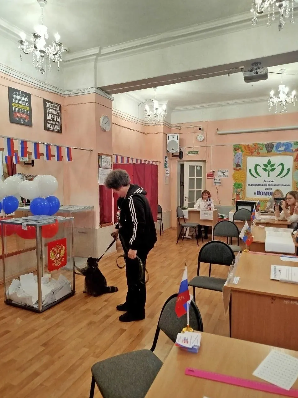 На участке №3016 на проспекте Масленникова появился енот по кличке Берта; зверёк осмотрел урну и, судя по всему, остался довольным вниманием окружающих.