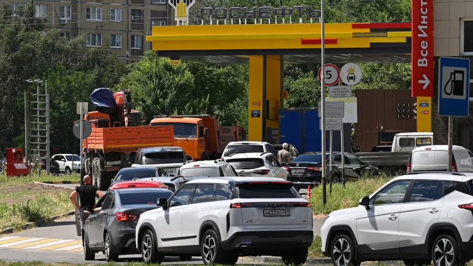 Близлежащие к столице регионы столкнулись с перебоями поставок топлива после атак на нефтеперерабатывающие заводы, что вызывает очереди на АЗС и снижение доступности бензина.