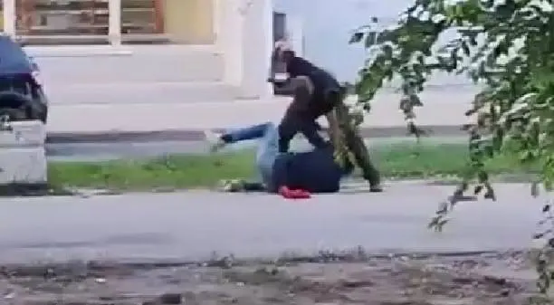 Очевидцы сообщили, что инцидент произошёл у филармонии на Молодёжном бульваре. Мужчина набрасывался на прохожих, били женщин и пожилых. Пострадали несколько человек, полиция проводит проверки.