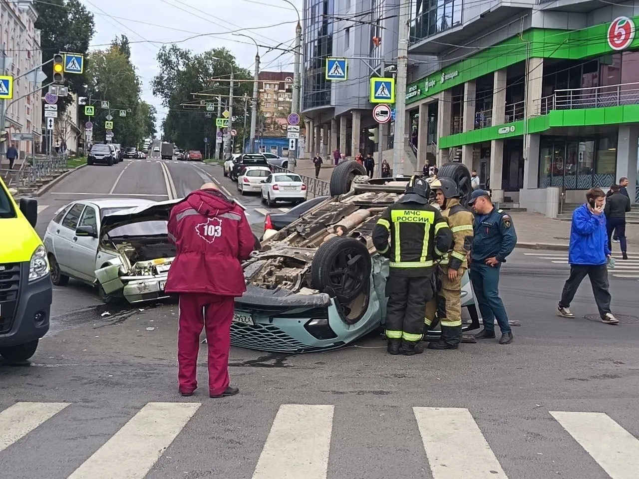 На перекрёстке Горького и Венцека произошло ДТП: каршеринговый OMODA C5 опрокинулся после столкновения с ВАЗ-2112; спасатели помогли пострадавшим выбраться из машин.