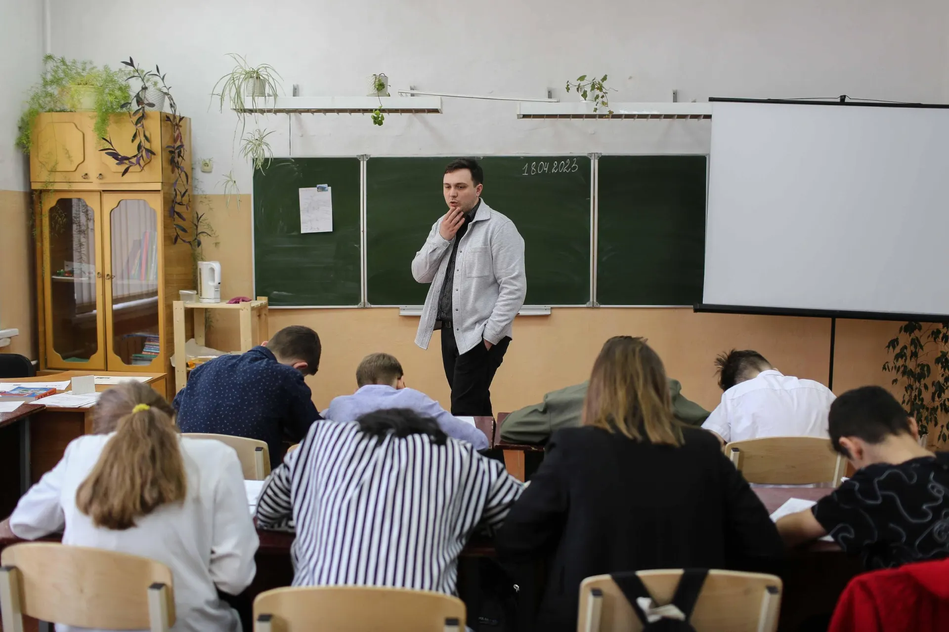 Минпросвещения ввело дополнительный час истории в расписание; изменения затрагивают не всех школьников.