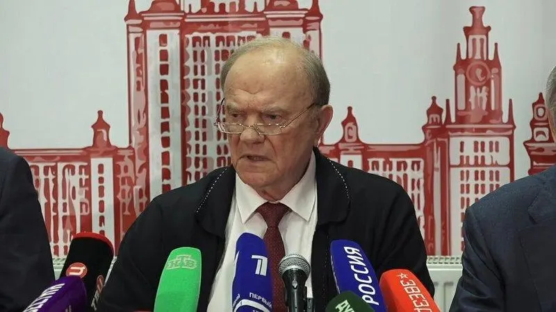 Лидер КПРФ Геннадий Зюганов призвал сменить курс, заявив, что без этого Россия останется в экономическом и технологическом отставании; на фоне роста тарифов ЖКХ и снижения рождаемости нужны решения.