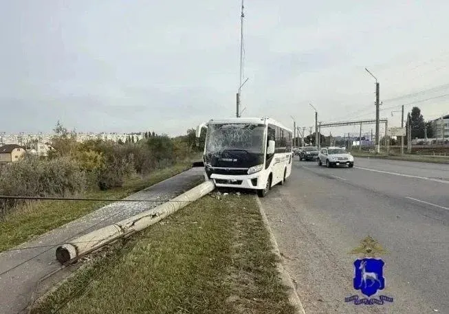 Утром 29 сентября на улице Невской, у дома № 31, автобус ПАЗ врезался в световую опору. По данным ГИБДД водитель не справился с управлением; пострадавших нет, в салоне пассажиров не было.