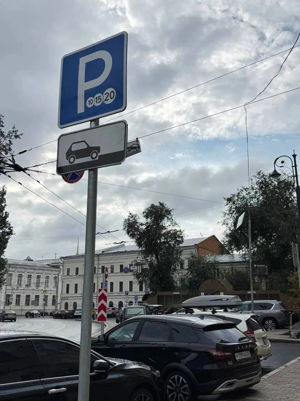 Знаки платной парковки зафиксированы на площади Революции; оплата за час — 85 рублей, первые 15 минут — бесплатно; запуск системы запланирован в ближайшие месяцы.