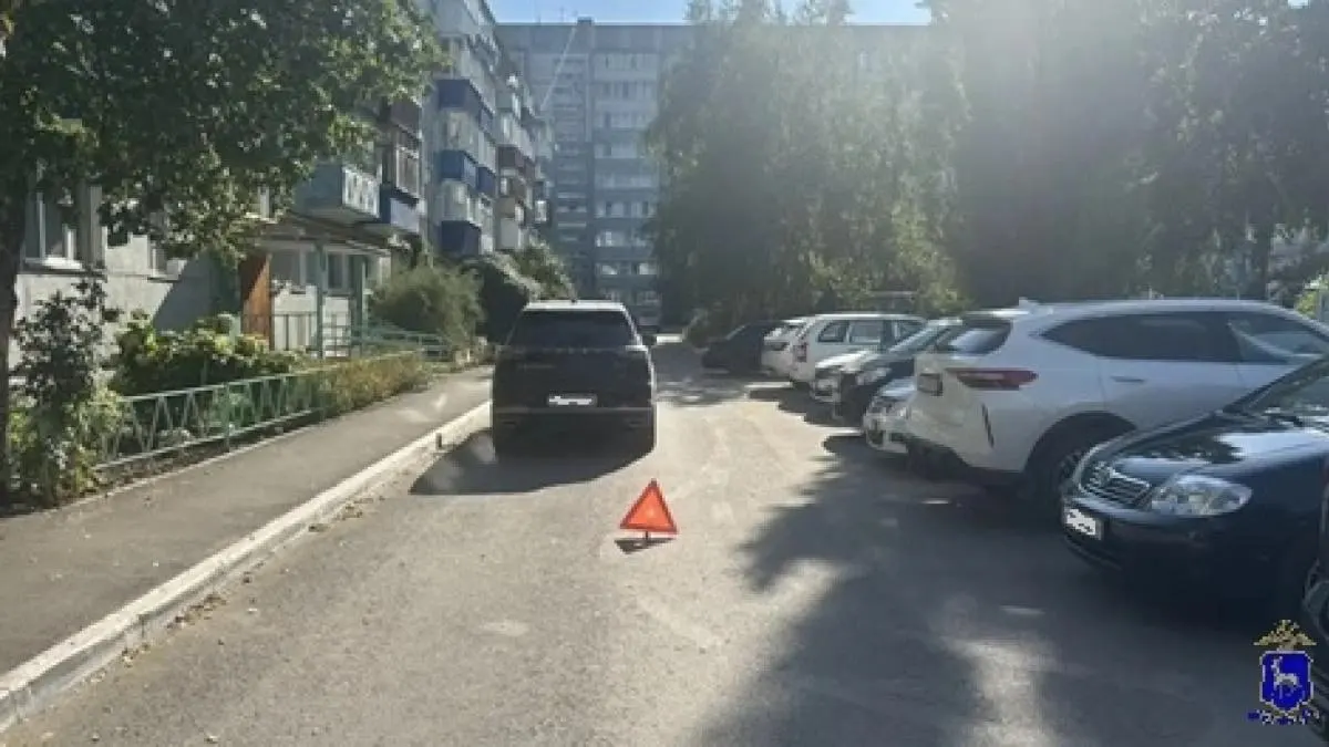 4-летний мальчик пострадал во дворе жилого дома после наезда кроссовера; ребёнка доставили в больницу.