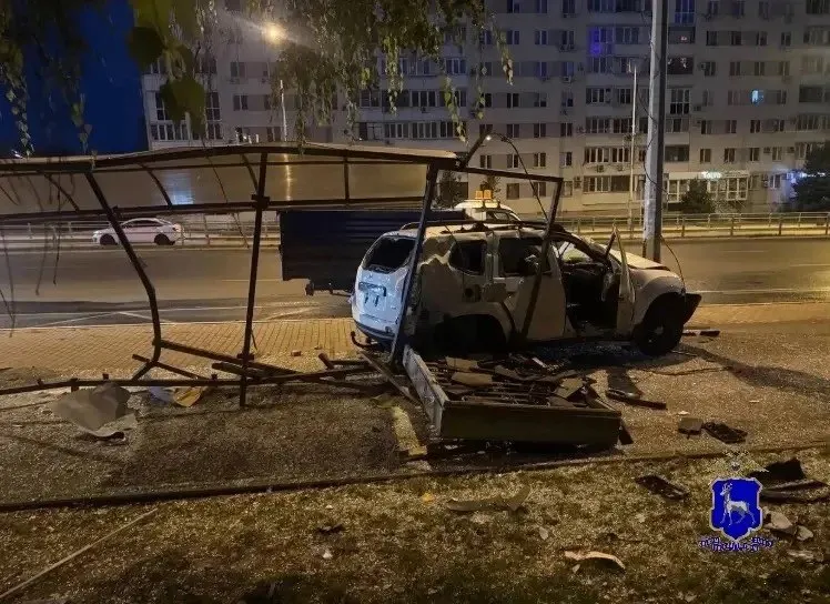 Ночью 26 сентября 23-летний водитель Renault Duster не справился с управлением и наехал на остановочный павильон «Метро Алабинская». Есть признаки опьянения, водитель отказался от медосвидетельствования.