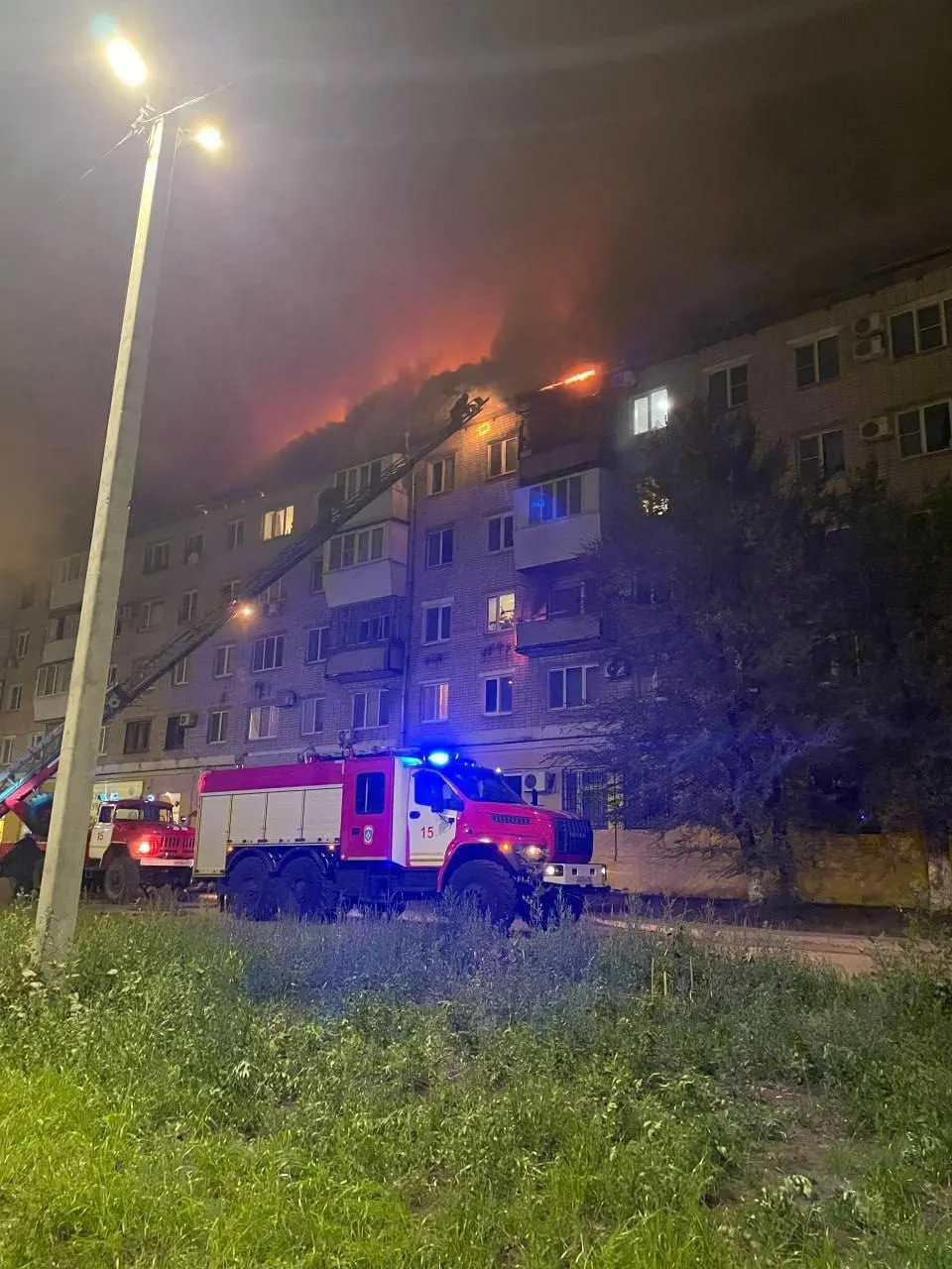 Пожар разгорелся на крыше частного дома на улице Молодёжной в Новокуйбышевске. На место прибыли пожарные.