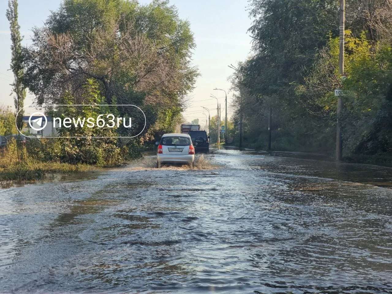 На улице Литвинова, в районе Зубчаниновки, продолжается подтопление на протяжении примерно двух недель, затрудняя движение.