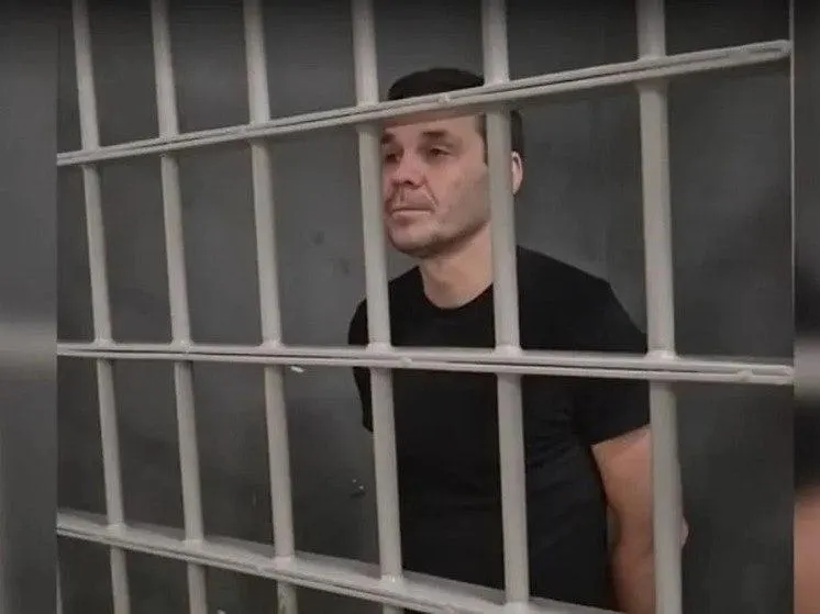 Краснодарский краевой суд вынес обвинительный приговор гражданину России и Швеции по делу о госизмене: 14 лет колонии строгого режима, 2 года ограничения свободы и штраф 200 тысяч рублей. По данным силовых ведомств, переводы средств направлялись военнослужащим ВСУ.