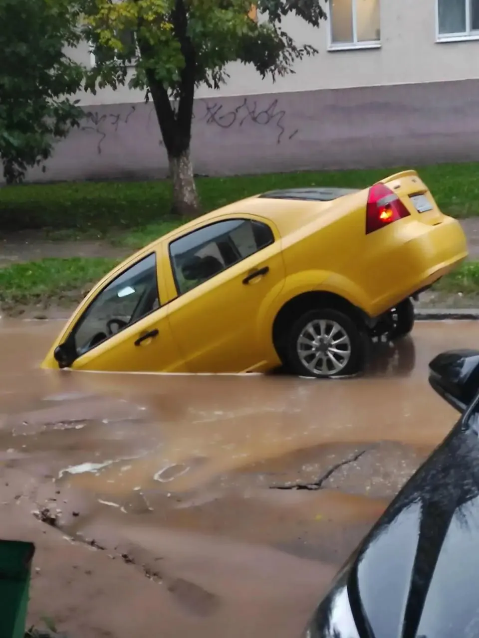 Мужчина-водитель успел выбраться, пострадавших нет; автомобиль серьёзно повреждён после того, как ушёл в яму на улице Островского.