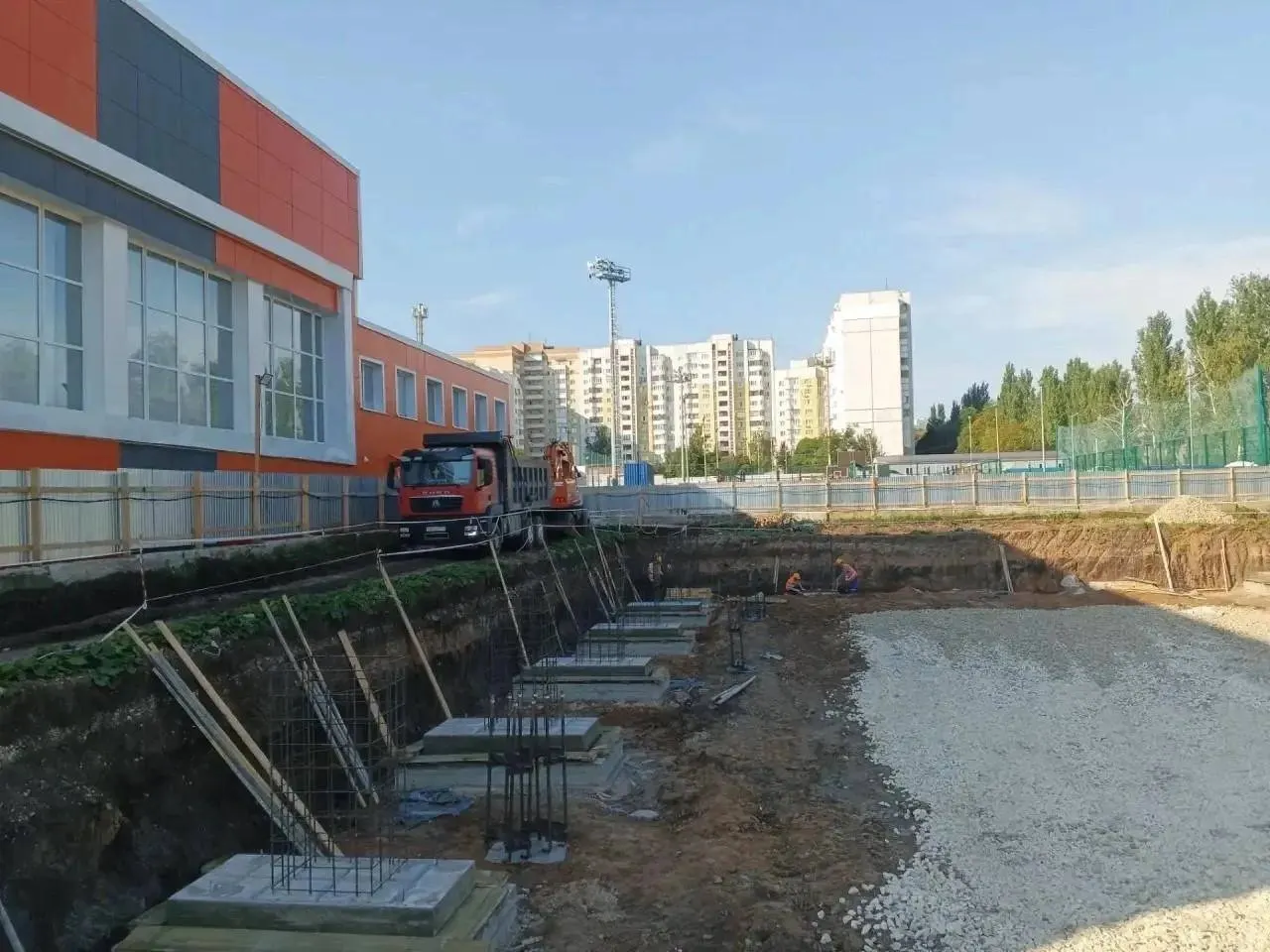 В Промышленном районе Самары возводят современный баскетбольный центр. Открытие запланировано на 2027 год, финансирование — из федерального и регионального бюджетов.