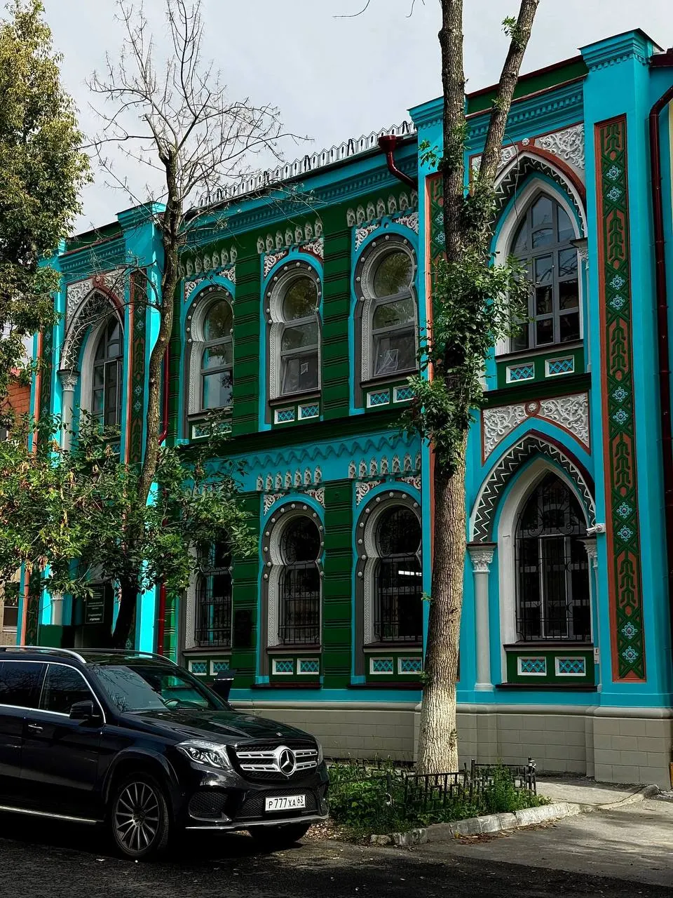 Мавританский особняк в старой части города обновил фасад, привлекая внимание яркой бирюзовой окраской; в здании размещено областное кожно-венерологическое отделение.