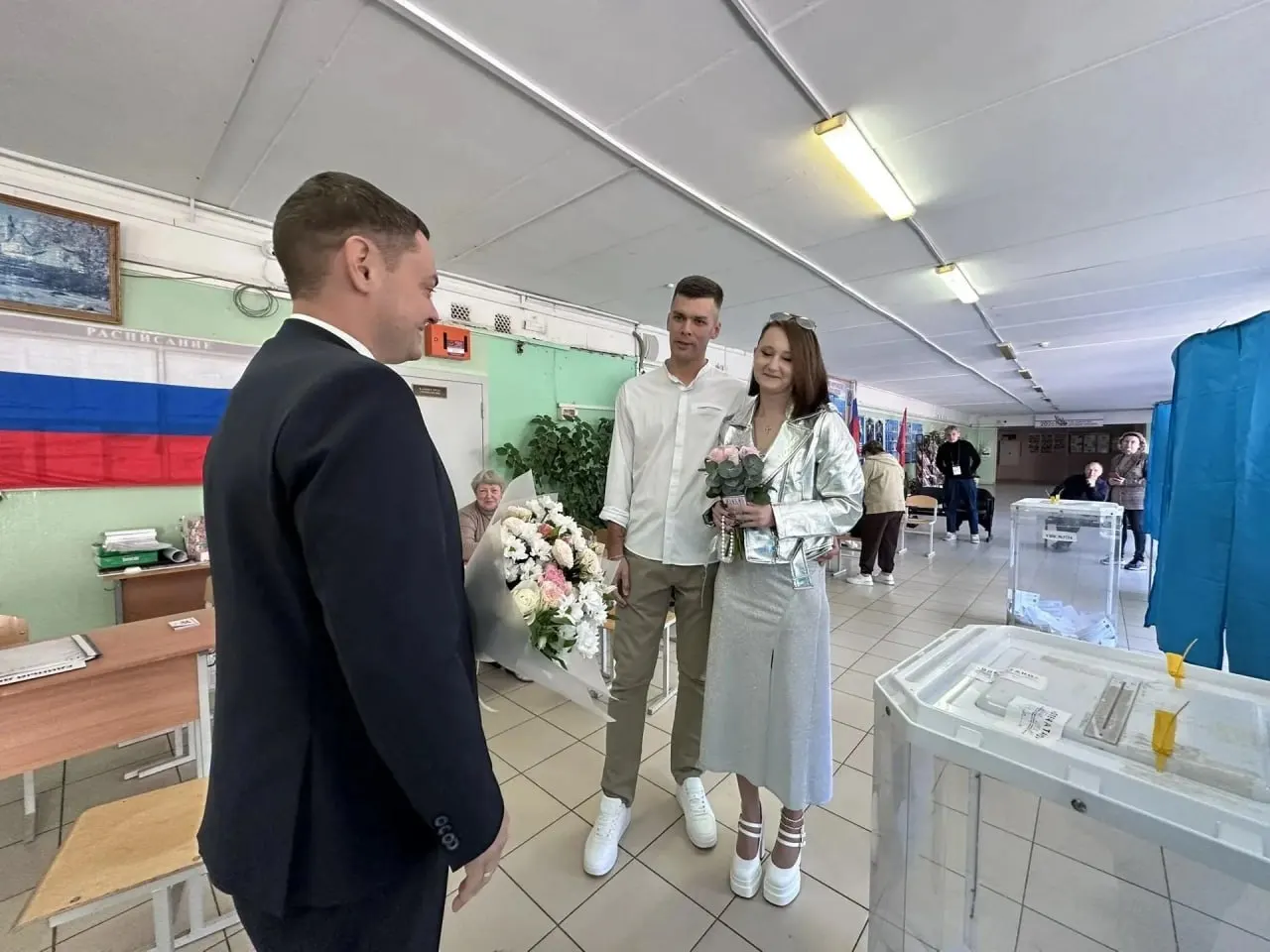 Пара из Сызрани познакомилась на работе и после голосования отправилась в ЗАГС, чтобы оформить семейное счастье.