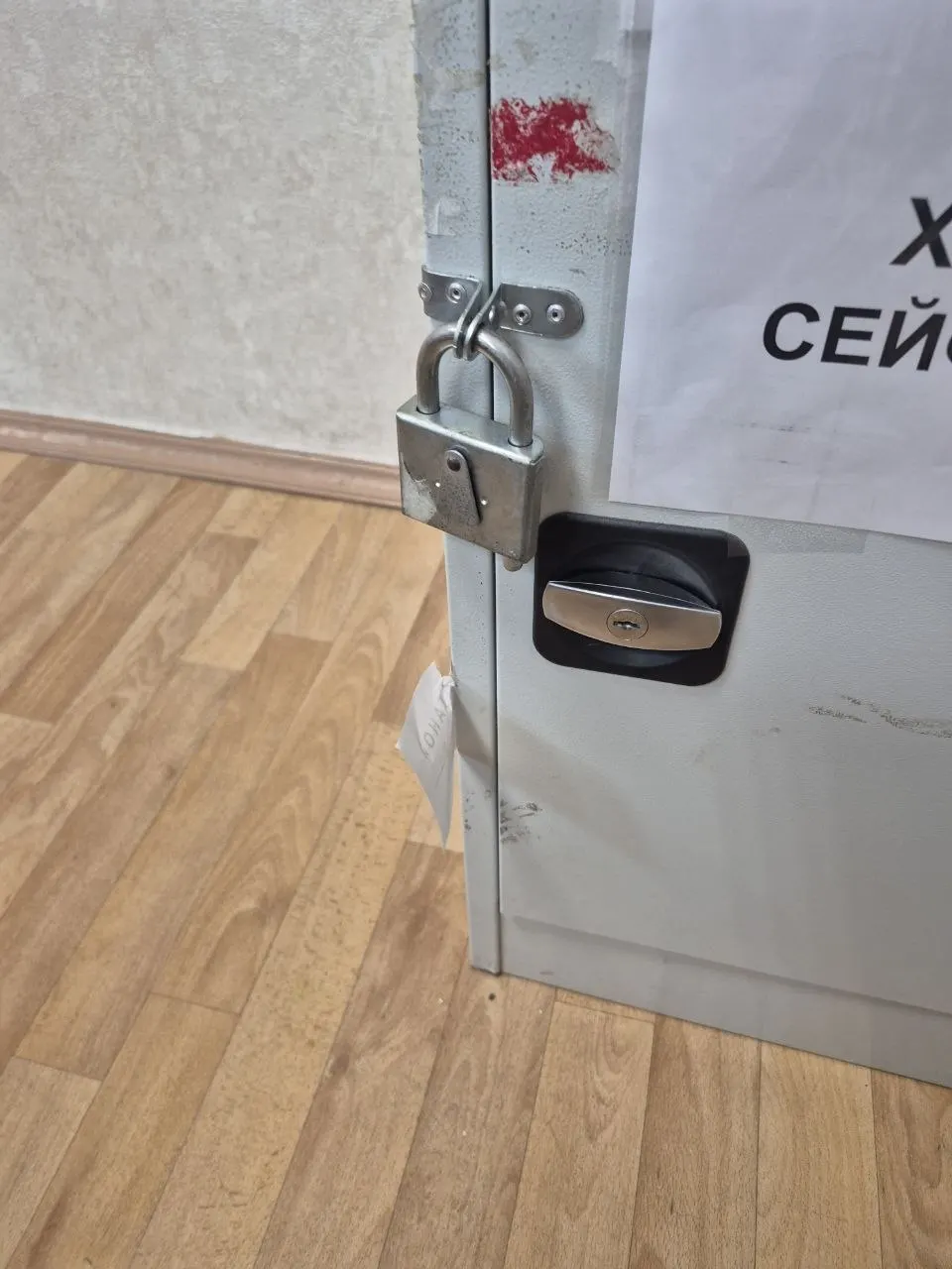 Депутат Самарской губернской думы Максим Федоров заявил о вскрытии пломб на сейфе с бюллетенями на участке №3337 и о давлении на наблюдателей через работодателей; место происшествия расследуют как возможную фальсификацию выборов.