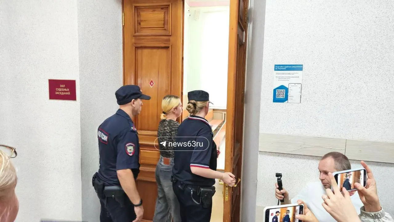 Продолжаются слушания по делу об убийстве бывшего мэра Виктора Тархова и его супруги; в зале — внучка подсудимого Екатерина и её предполагаемая соучастница Таисия Киселёва; заседание проходит через видеоконференцию.