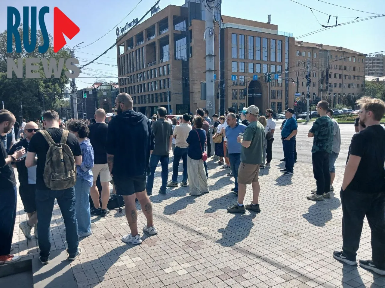 У посольства России в Ереване к полудню собралась очередь из более чем тысячи голосовавших; напротив здания проходит митинг примерно на сто человек.