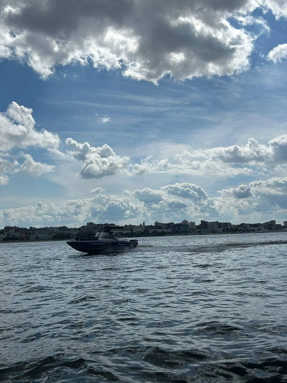 Спасатели завершили дежурство на пляжах, пляжи остаются открытыми. Купаться можно, но вода уже прохладная. Лежаки и кабинки постепенно убирают до следующего лета.