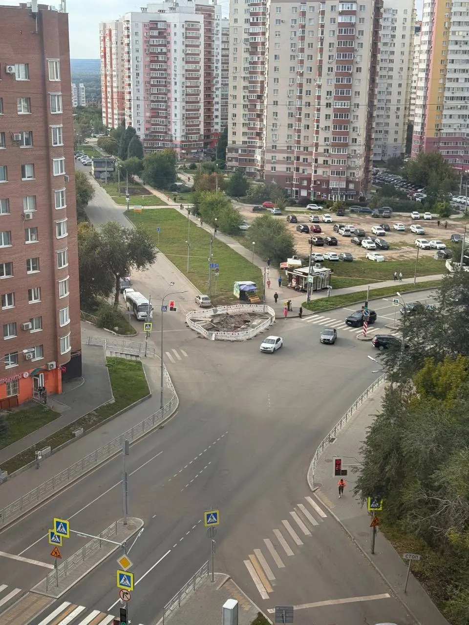 Перекрёсток 22 Партсъезда, Солнечной и 5-й просеки — дорога раскопана, движение затруднено.
