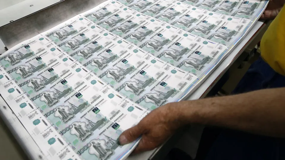 К 9 сентября структурный дефицит ликвидности банков достиг 2,85 трлн рублей; банки вынуждены использовать репо-операции, наличность продолжает уходить из сектора.