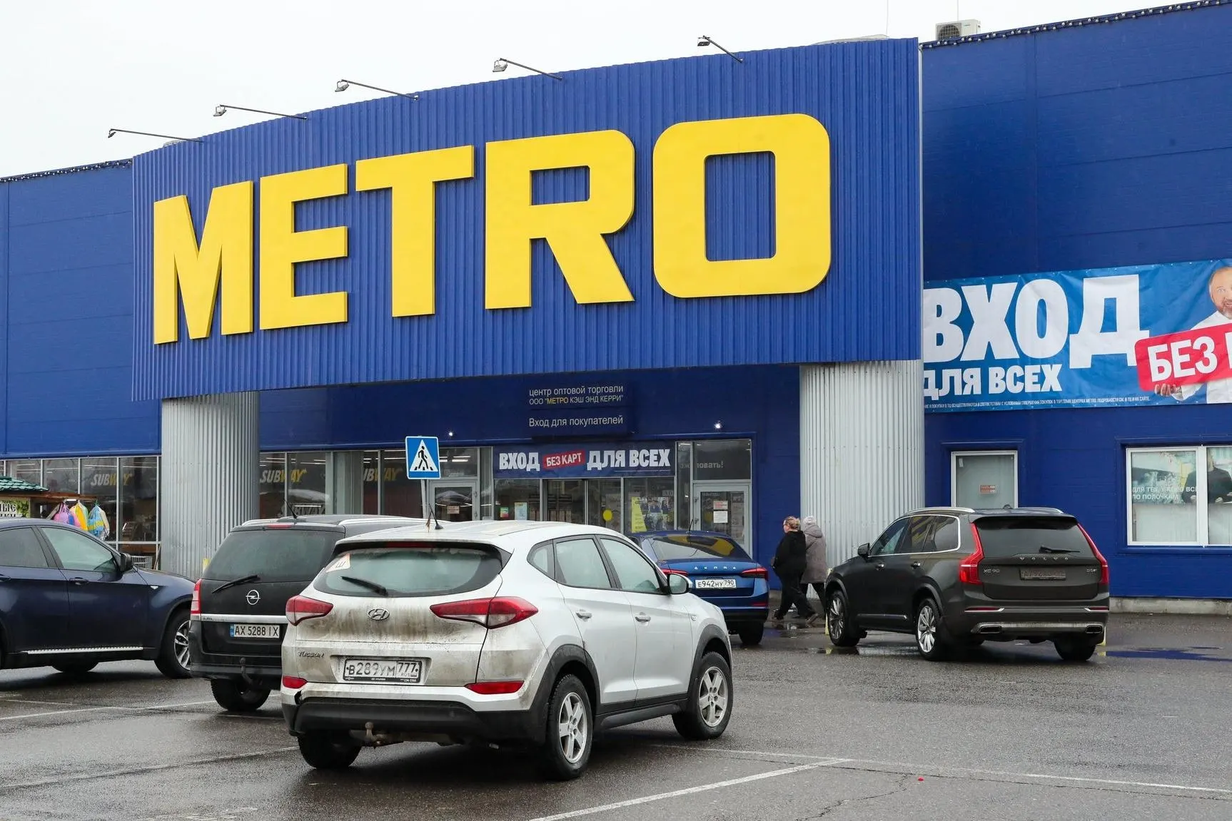В Самаре Metro бесплатно передавал продукты для российских военных; украинское подразделение группы осуществляло помощь ВСУ; упомянуты судебные эпизоды и влияние на бизнес Metro.