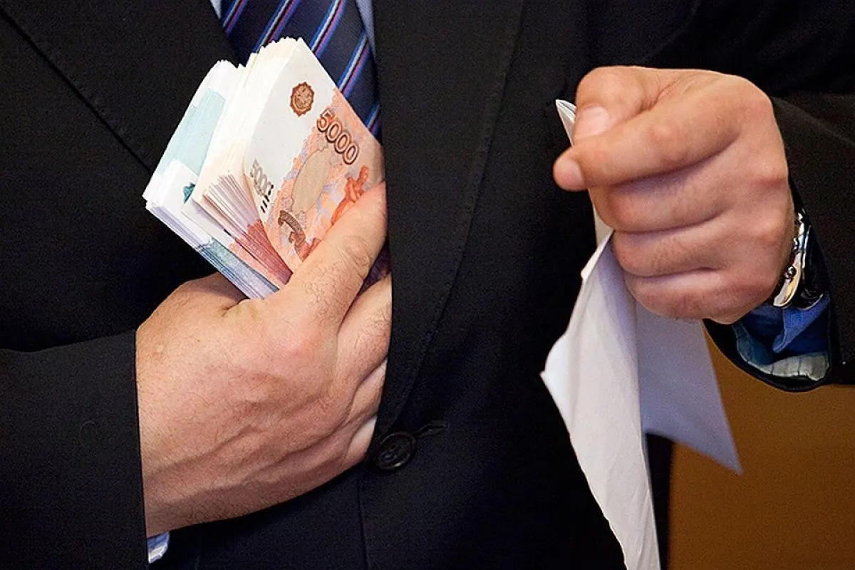 Источники в крупных кинокомпаниях сообщают о прекращении госфинансирования проектов, освещающих коррупцию среди сотрудников МВД, ФСБ и прокуратуры, как часть политики сохранения доверия к институтам.