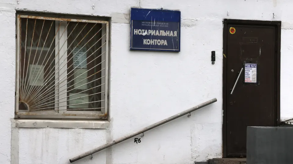 Правозащитники зафиксировали случаи отказа нотариусов оформлять доверенности призывникам для взаимодействия с военкоматами; требуют выписки из реестра повесток и обсуждают поправки к закону, касающиеся доверенностей.