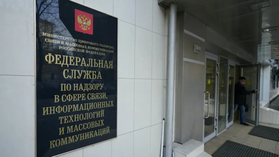 Пользователи по всей России сообщают о перебоях в доступе к сервису ChatGPT с 6 сентября. Проблемы зафиксированы в 27 регионах; источник указывает на сбои на стороне сервиса. OpenAI ранее блокировала аккаунты, связанные с российскими кампаниями.