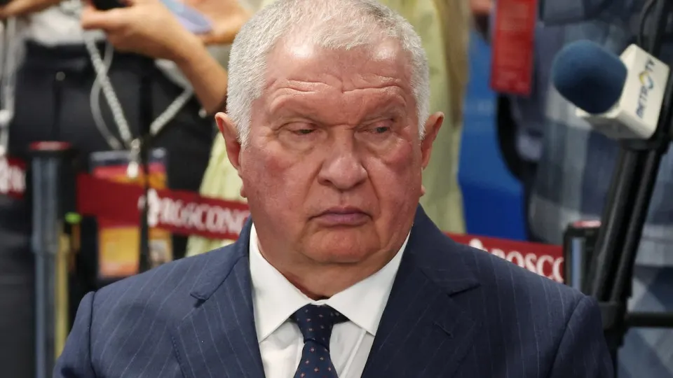 После атак беспилотников на два НПЗ Роснефти в Самарской и Саратовской областях производство бензина и дизельного топлива частично прекращено; ремонт оборудования может занять до месяца.