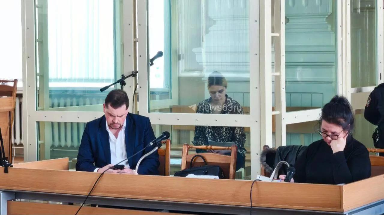 Во время суда она заявила, что ей могли причинить насилие; эксперты нашли следы на халате бывшего мэра Самары, обсуждаются версии о причастности Дмитрия Метревели.