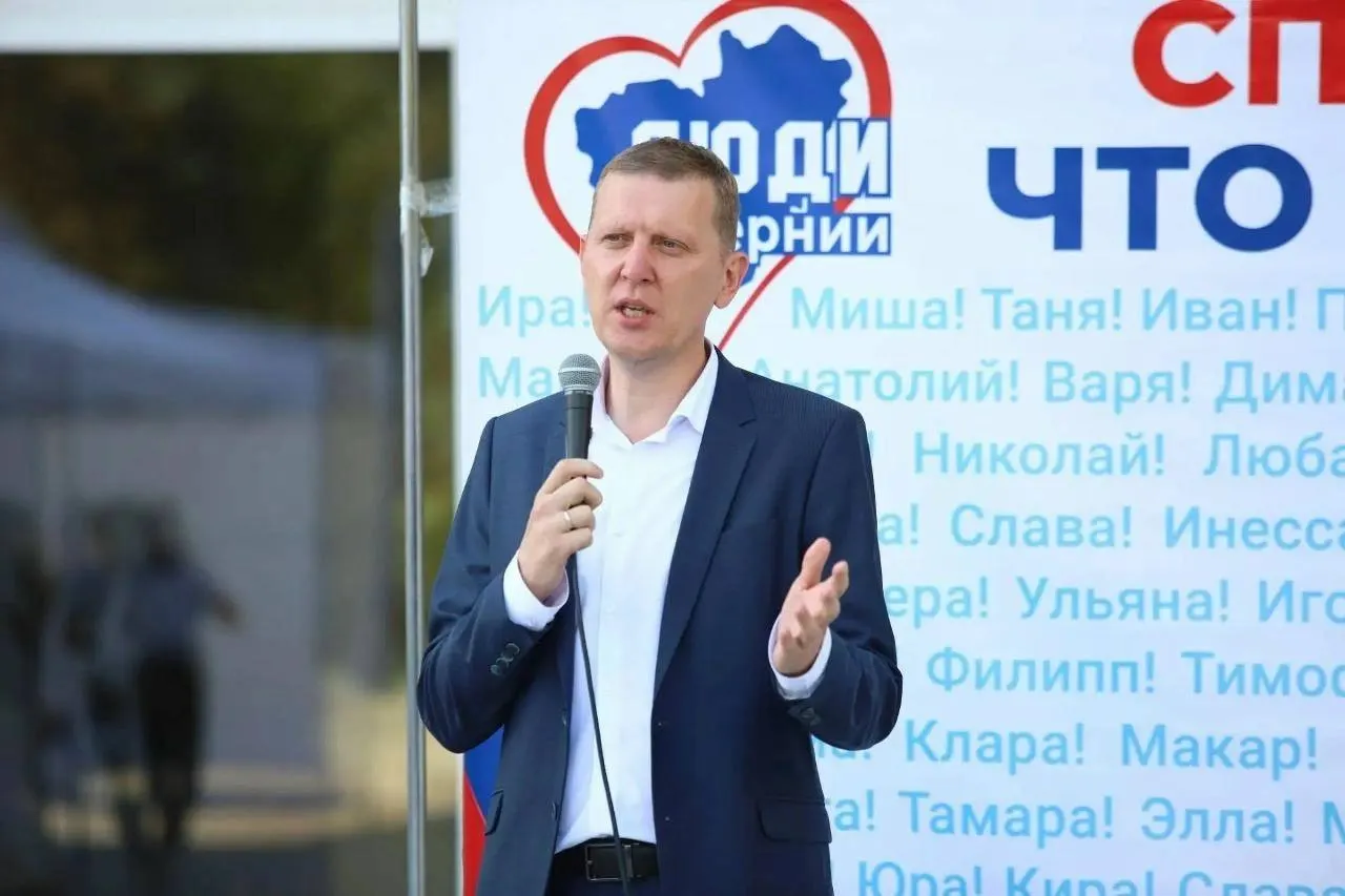 Депутат сообщил о вероятной задержке главы района; блогер добавила сведения об источниках. Официальные органы опровергли задержание.