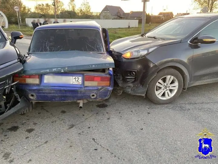 18-летний водитель не уступил дорогу на перекрёстке, в результате аварии столкнулись Kia и Jetour. пострадавших нет, молодого человека увезли в больницу.
