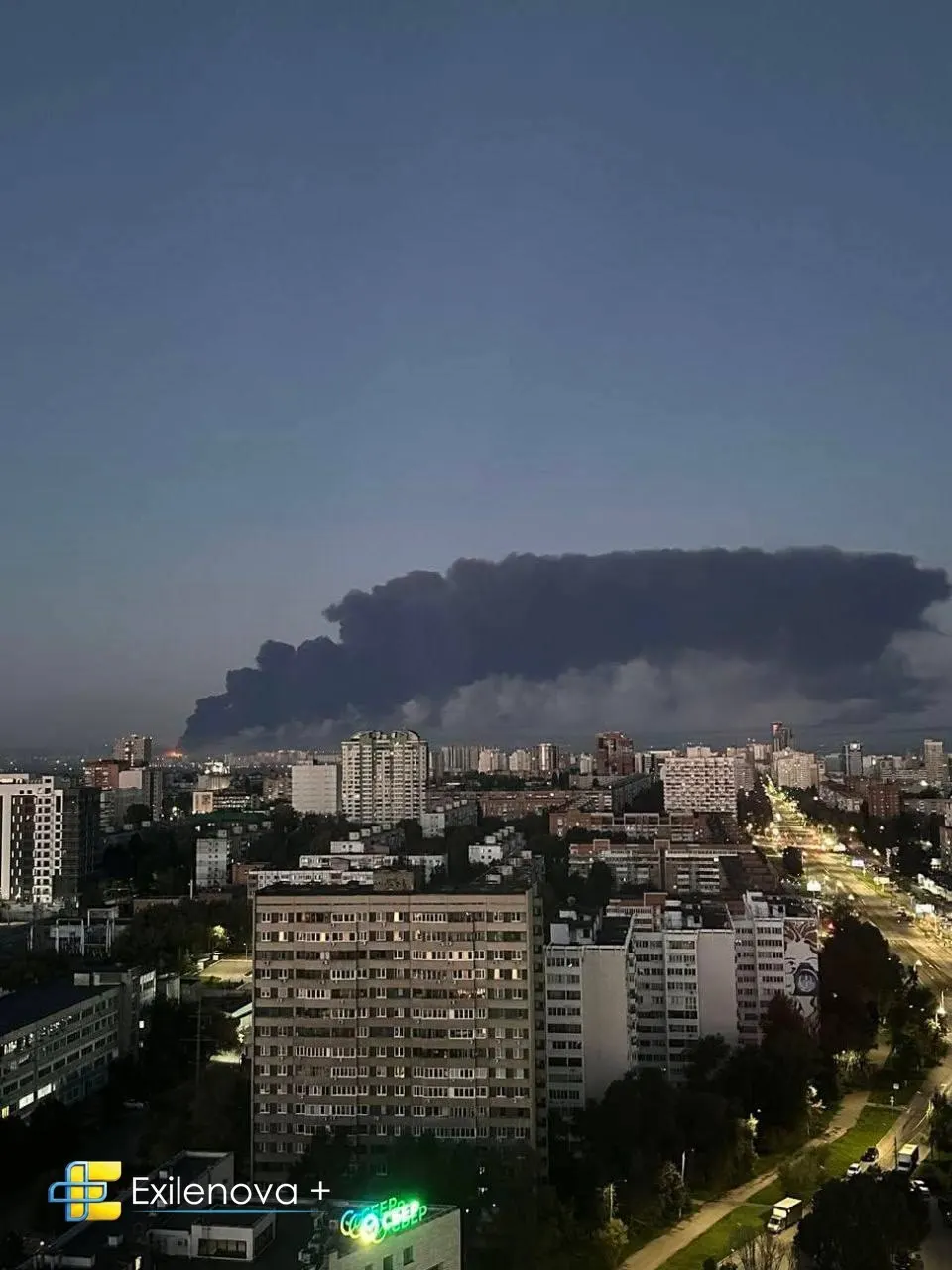 После серии ударов беспилотников в регионе начался пожар; ситуация держится под контролем, есть данные об инциденте на заводе.