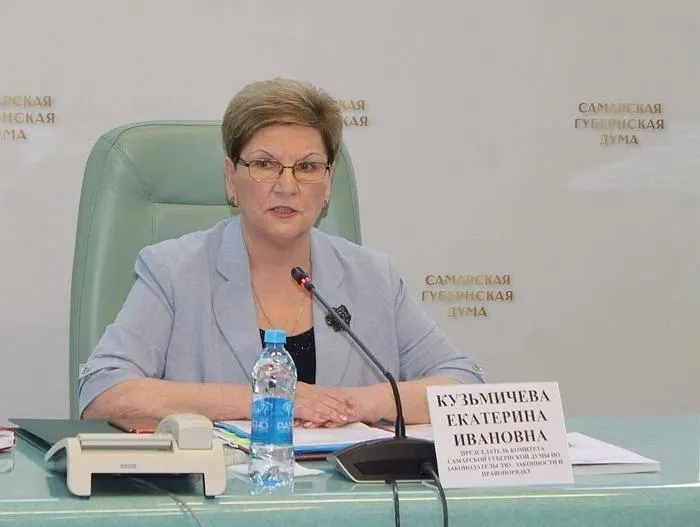 Спикер региональной думы выразила намерение заменить устаревшее название парламента; материал охватывает историческую справку и биографию спикера.