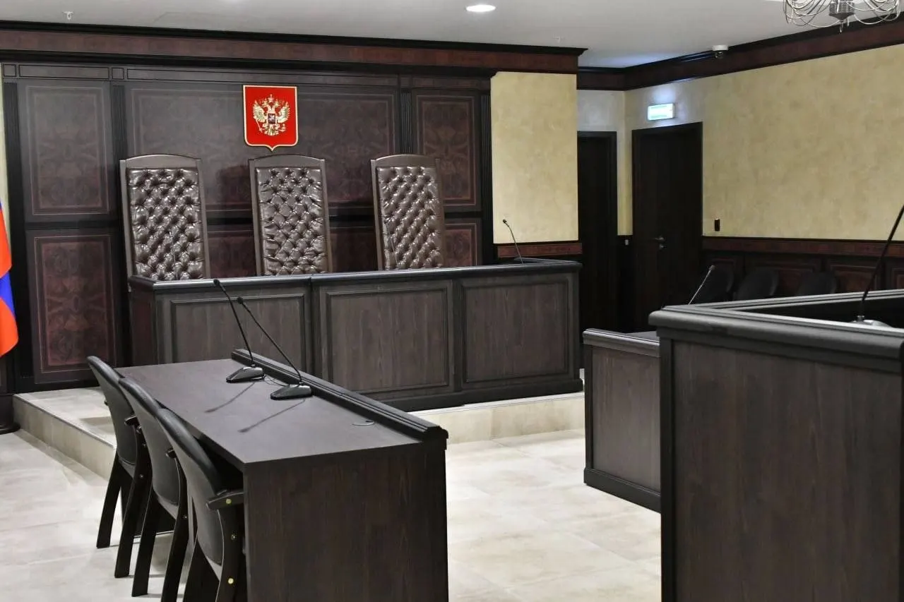 Следствие устанавливает, что подозреваемые использовали персональные данные абонентов и оформили не менее восьми SIM-карт без их ведома, затем перепродали номера за деньги. Расследование продолжается.