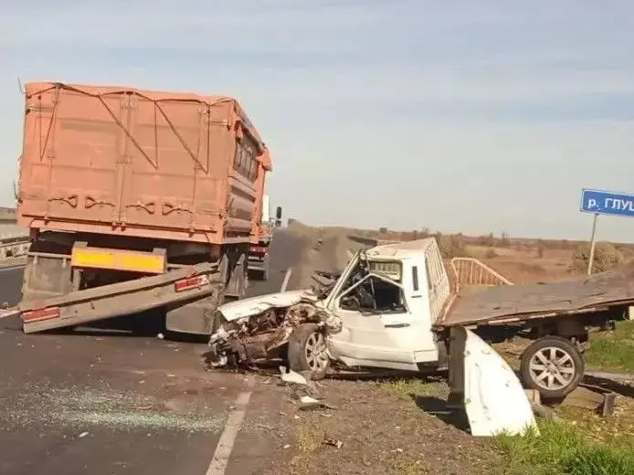 Сегодня на трассе А-300 в Большечерниговском районе Самарской области произошло ДТП: пострадавшего водителя легковушки увезли в больницу.
