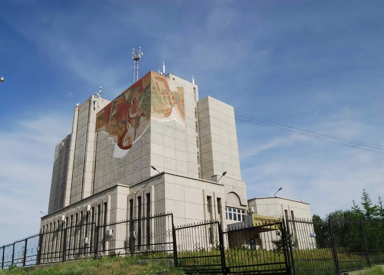 Новое правило закрывает не секретные архивы и усложняет исследование истории репрессий; власти заявляют о защите информации и памяти.