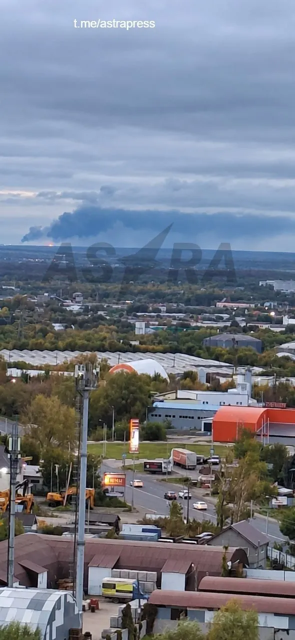 Утром 2 октября произошёл пожар на ЛДПС «Самара» — крупном резервуарном парке и узле нефтеперекачки. Площадь объекта более 216 га, здесь развернуто 71 резервуар ёмкостью свыше 1,6 млн кубометров нефти. Комментариев от властей пока нет.
