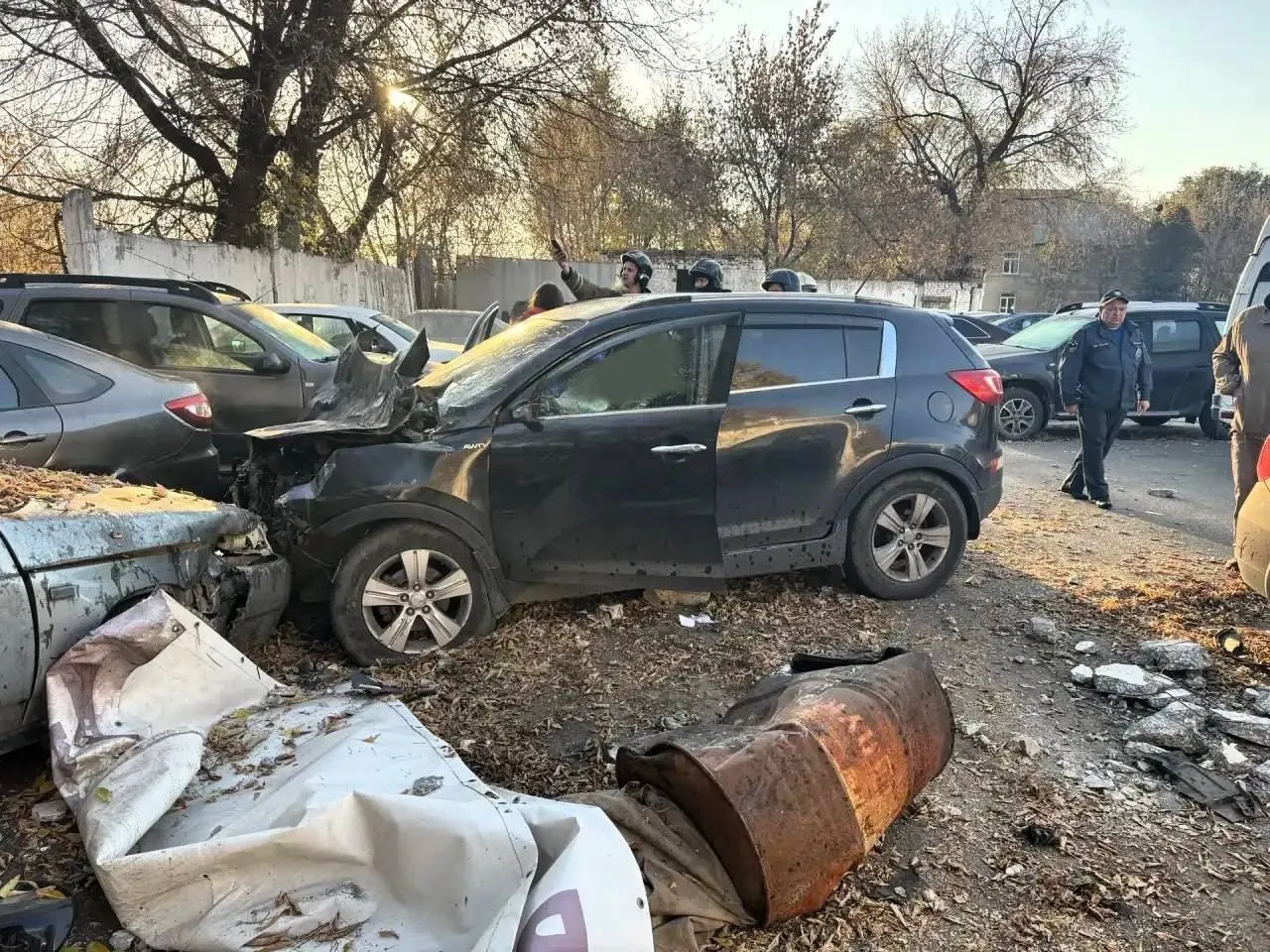 Утром в Самаре произошла авария: водитель Kia Sportage врезался в бетонную стену и задел три припаркованные авто. Мужчина погиб на месте.