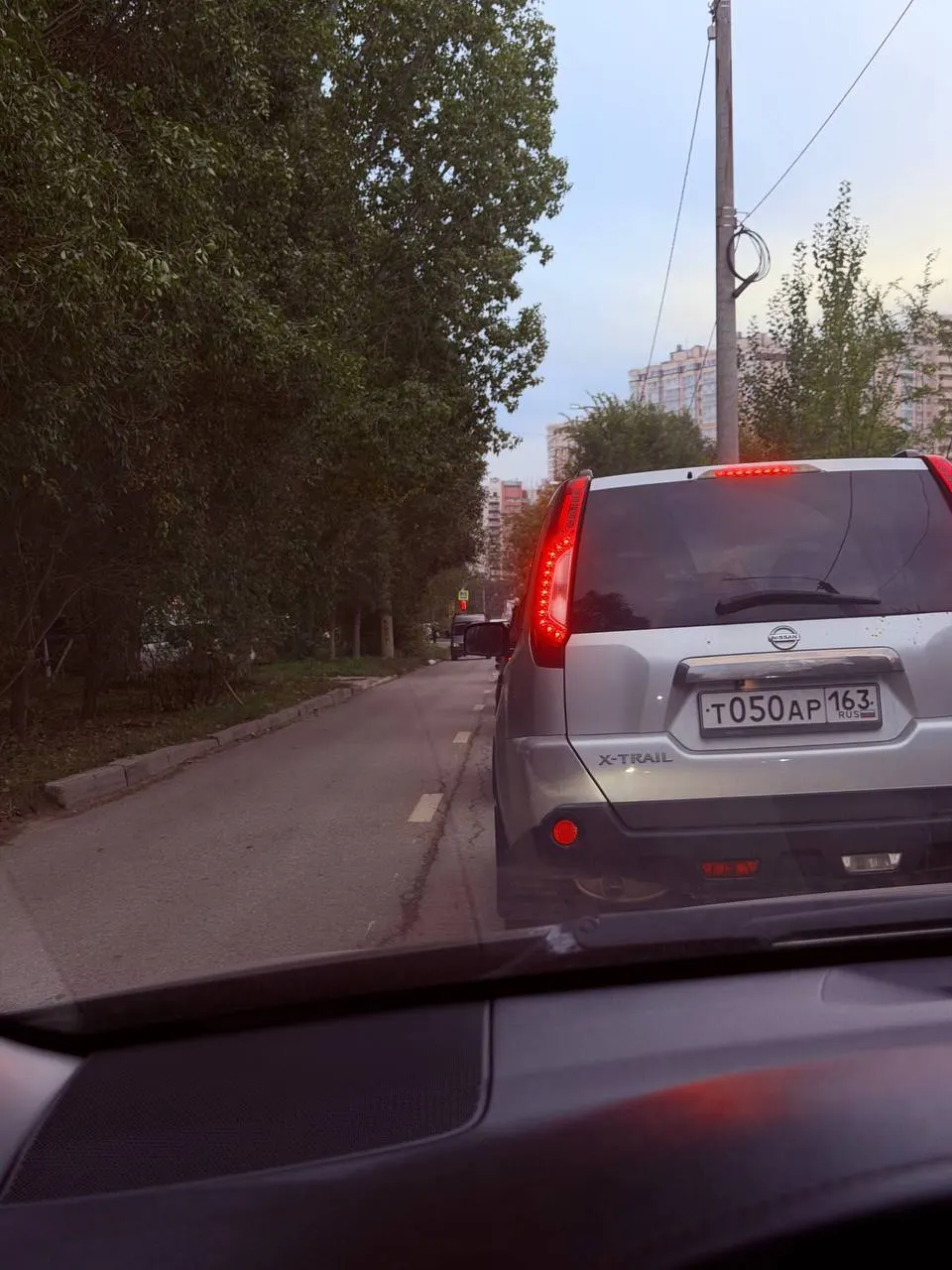 На перекрёстке Владимирской и Карла Маркса водителей раздражает длительный цикл светофора: красный — 98 секунд, зелёный — 17.