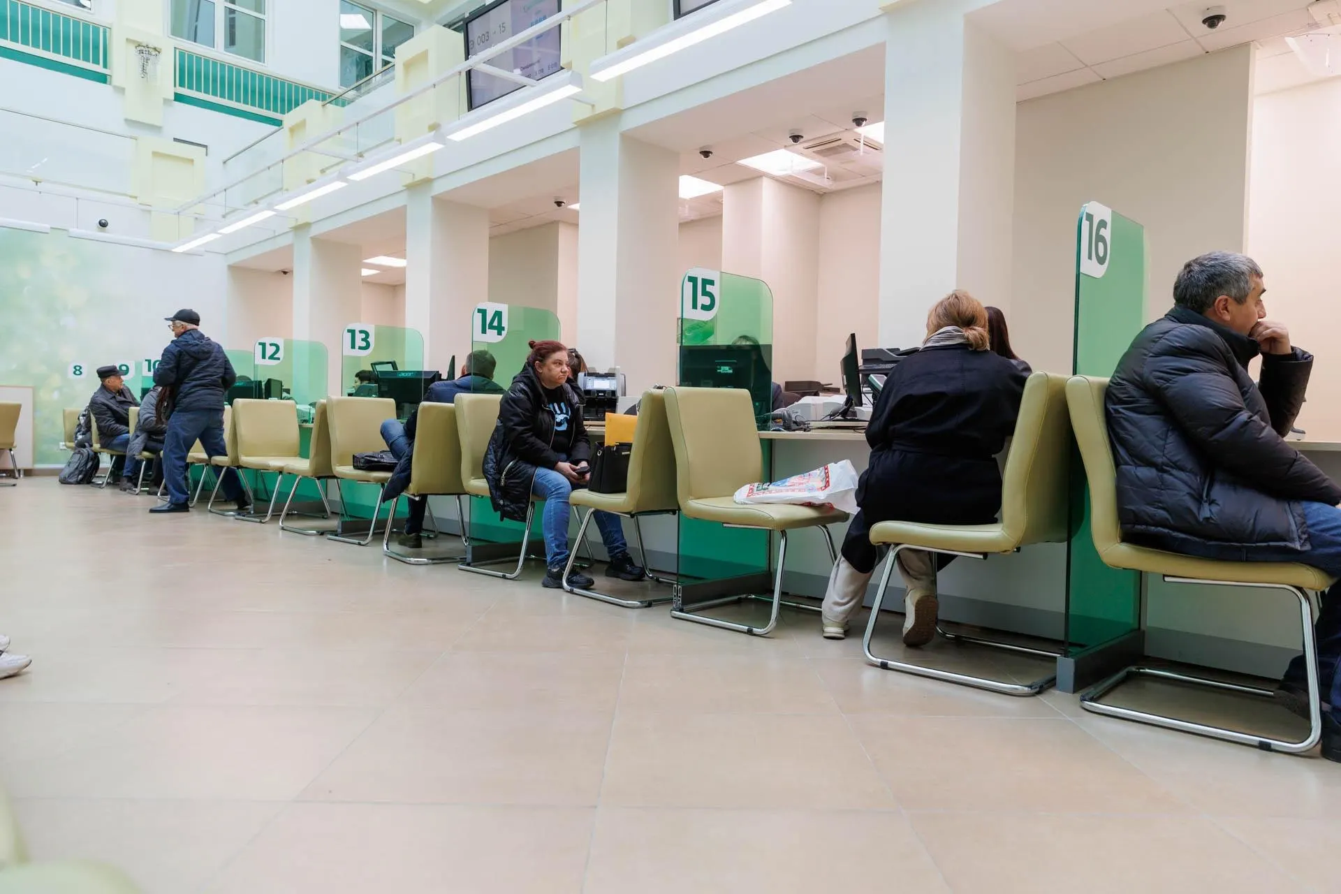 Экономическая тревога вокруг потенциального дефолта волнует россиян: какие риски скрываются за этим сценарием и как эксперты оценивают вероятность повторения кризиса 1998 года.