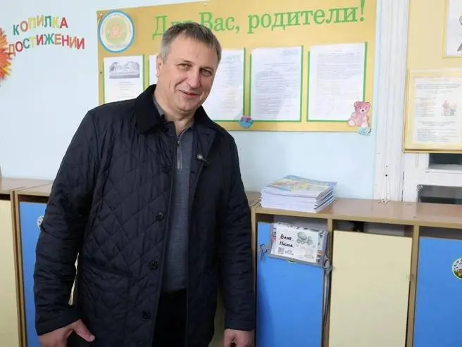 Глава города Самары посетил детский сад и заметил человека с тем же именем; по словам мэра, тезка может увлекаться строительной техникой.