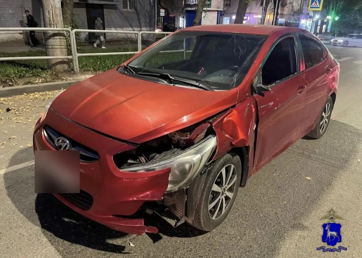 16-летний подросток на электросамокате выехал на красный сигнал и столкнулся с Hyundai Solaris на перекрестке в Советском районе; пострадавшему оказали амбулаторное лечение.