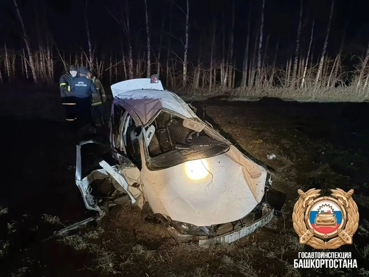 32-летний водитель погиб на месте; в салоне находились женщина и четверо детей, их доставили в больницу после ДТП на трассе между Самарой, Уфой и Челябинском.