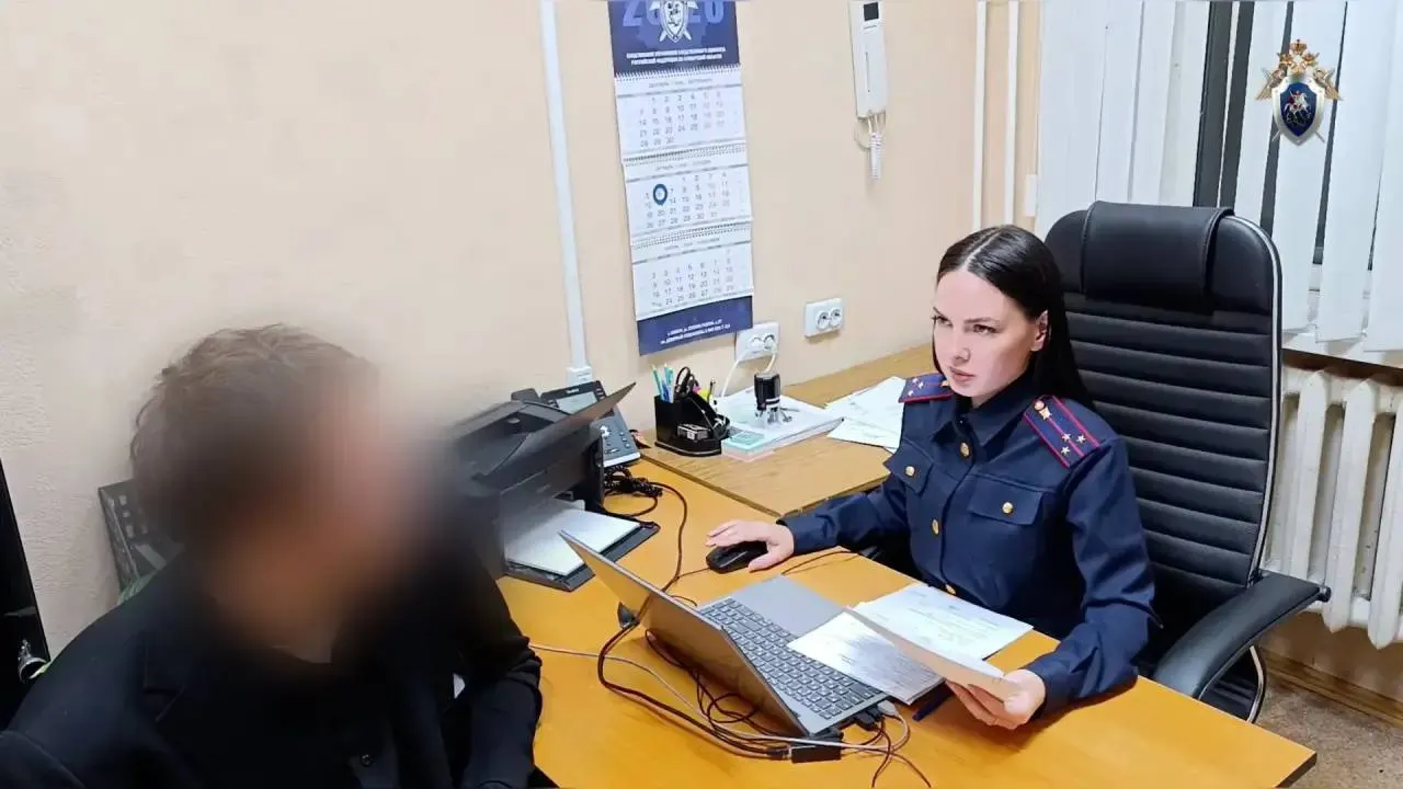 Следственные органы задержали 20-летнего вожатого, подозреваемого в применении физического воздействия к воспитанникам во время работы в лагере.