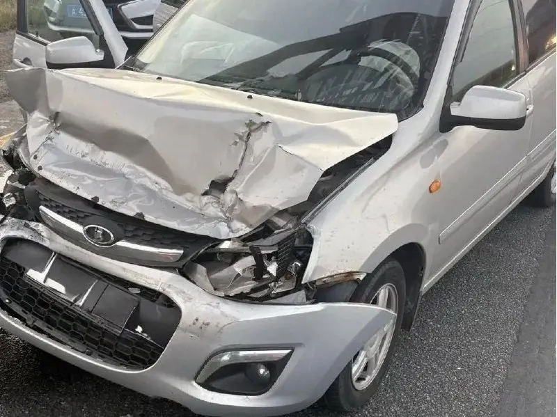 Столкновение легкового автомобиля и грузовика произошло на 889-м километре трассы М-5 в Сызранском районе. Пострадавшие пассажиры госпитализированы.