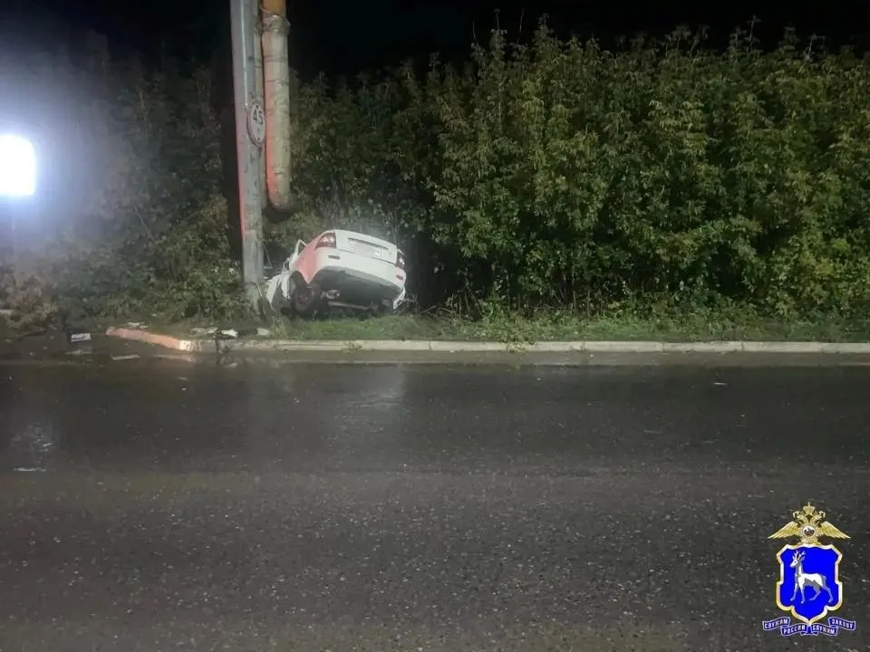 27-летний водитель погиб в результате аварии; 24-летняя пассажирка госпитализирована с травмами.